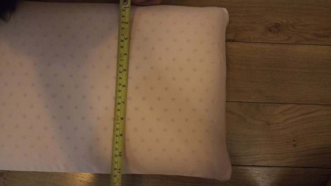 Xem kích thước gối 35 x 50 cm nên quyết định mua vì to ngang cái đang dùng ở nhà. ai dè nhận hàng y gối em bé. Chủ quan cũng không đo lại. Hôm nay vô đọc comment mới biết kích thước nhỏ hơn thực tế gần chục cm mỗi bên. Về nhà đo lại thì đúng là như vậy. Quan trọng là đã có người phản ánh nhưng Tiki vẫn không chỉnh lại kích thước để nhiều người mua bị ***. Quá thất vọng.