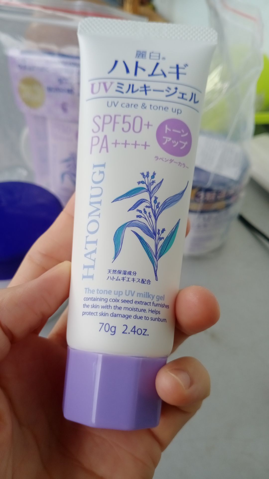Mình đã sài em này được 1.5 tháng, Và thấy da có mịn hơn, sáng hơn, nhưng không nhiều, chắc do mình chỉ sài buổi tối trước khi đi ngủ nên hiệu quả chưa cao, tăng cường thêm buổi sáng chắc sẽ da sẽ OK hơn. Sài 1.5 tháng mà mới hết 1/2 hủ. Như vậy nếu chỉ sài buổi sáng cho mặt, cổ, tay thì được 3 tháng. Còn như sài cả sáng và tối cho mặt, cổ, tay thì cũng được 1.5 tháng. Nếu so sánh giá thành của nhiều thương hiệu khác thì em này phải nói là rất tiết kiệm. Quan trọng là chất kem rất nhẹ và thấm rất nhanh, không nhờn rít, mùi thơm thì rất dễ chịu. Chấm 9.5 điểm cho em ấy. Em kem chống nắng cùng thương hiệu với em này mình cũng chấm 9.5 điểm luôn, đã đánh giá riêng bên kia rồi mà thấy vẫn cần phải đánh giá thêm cho  em nó: một kem chống nắng có mùi thơm dịu ngọt, chất kem mịn, nhẹ, tan nhanh, thấm ngay vào da khi thoa, nâng tone mạnh mẽ sau 20 phút thoa kem, da mịn và sáng lên hẳn, một sản phẩm chất lượng mà với giá thành tiki bán như vậy thì chỉ có thể là: cưng cưng cưng...💚💚💚💚. (Sản phẩm chất lượng và giá thành vừa túi tiền như thế thì không lí do gì không mua thêm 1 hủ dưỡng ẩm sáng tối Hatomugi + 1 chống nắng dưỡng da nâng tone Hatomugi để tặng mẹ 💚💚💚. Cảm ơn Tiki nhiều 🙏🙏🙏