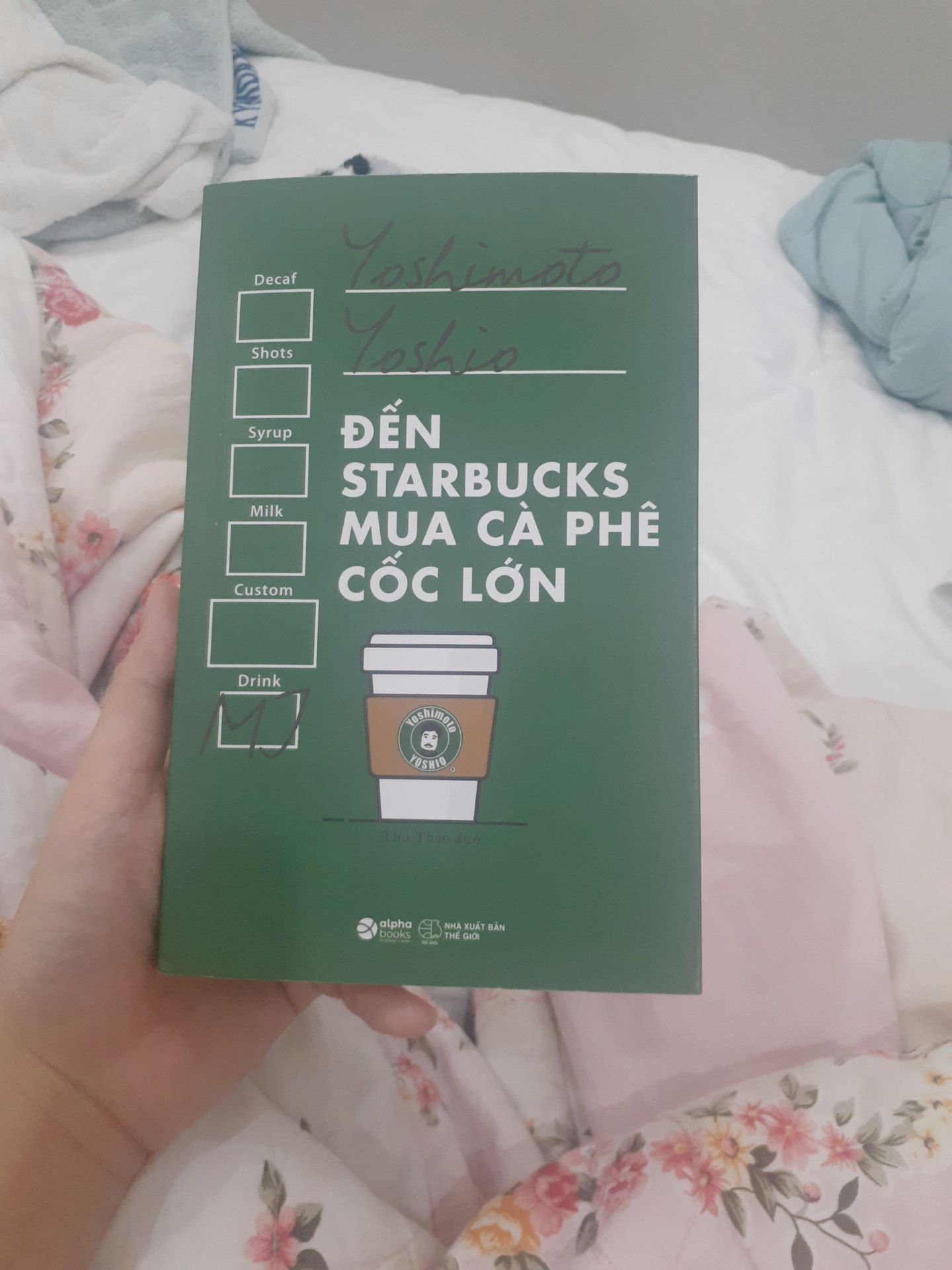 Mình đã dành cả ngày hôm nay đọc Đến Starbucks mua cà phê cốc lớn. Chưa bao h đọc sách kinh tế mà dễ ngấm như quyển này. Trong sách, tác giả dùng ngôn từ và cách hành văn dễ hiểu phân tích nhiều hiện tượng trong kinh doanh. Đây đều là những thông tin cực kì hữu ích đối với ng tiêu dùng và thậm chí cho cả chủ kinh doanh. ?