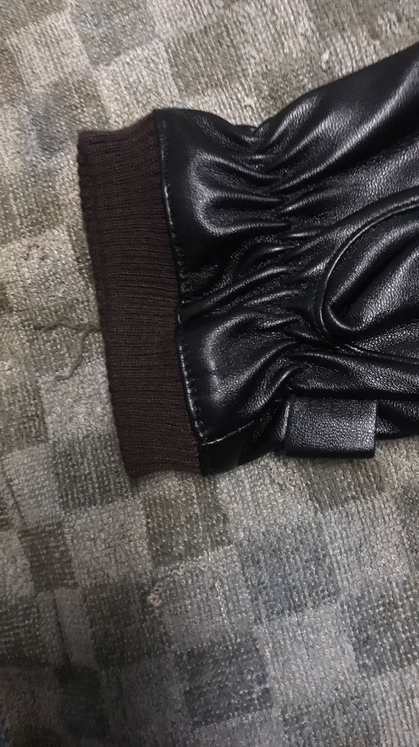 Găng tay mềm, co giãn tốt, đường may tỉ mỉ chắc chắn. Lớp da bóng đẹp mềm mại nữa. Lớp lót nỉ lông ở bên trong khi đeo cho cảm giác dễ vừa tay và dễ chịu. Shop giao hàng nhanh hai ngày là lấy được sản phẩm rồi. Uy tín, ủng hộ shop