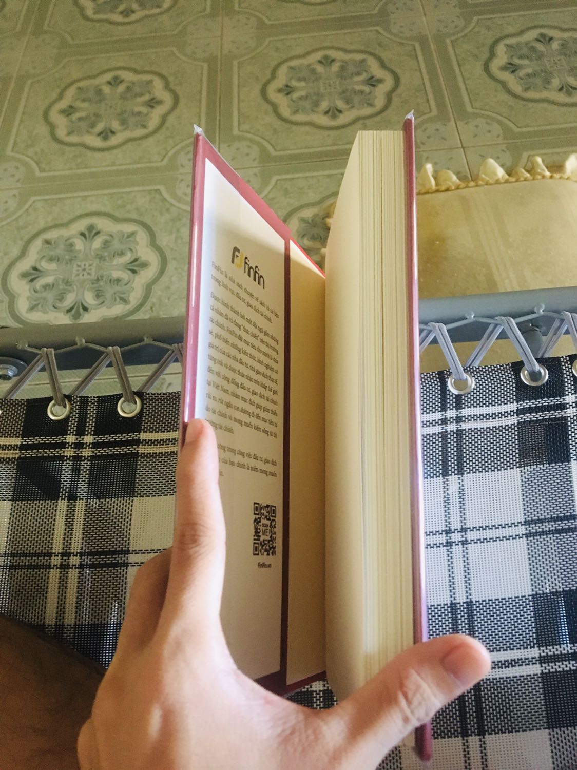 Rất hài lòng.

Về tiki:
- giao nhanh, trước hẹn
- freeship
- sách nhận được nguyên vẹn, đẹp, thơm
- bookcare bọc rất cẩn thận

Về nội dung sách:
- hay
- không thể thiếu cho anh em trader
- sách bìa cứng, chắc chắn
- giấy đẹp

Tóm lại, mình khuyên bạn PHẢI đọc quyển này nếu muốn làm trader