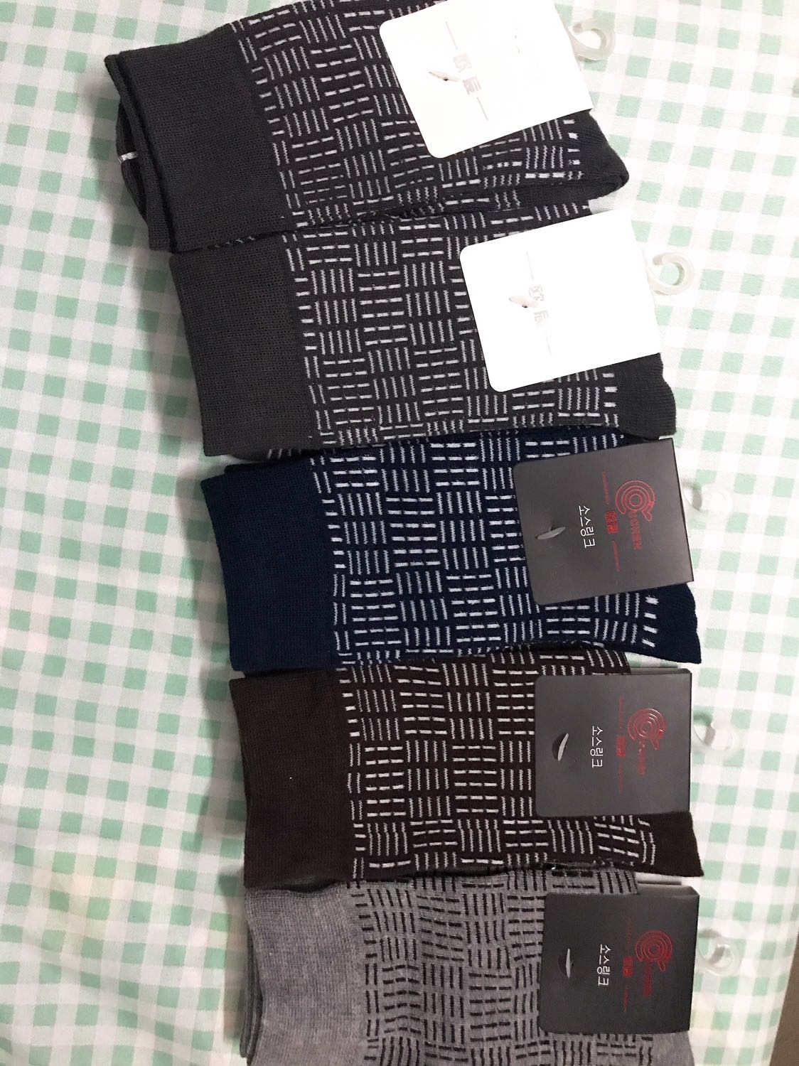 Tạm được, giao 5 đôi mà 2 đôi trùng màu