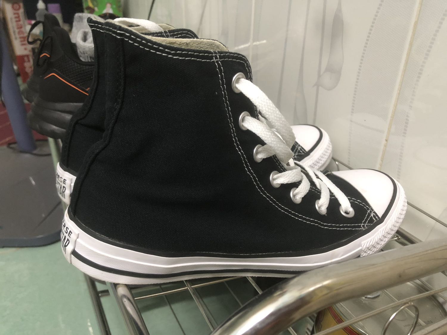 Tôi đi làm, chỗ làm bắt buộc giày Converse. Tôi mua đôi này đi cũng gần 1 tháng rồi mới trở lại đánh giá để có những cảm nhận trực quan nhất. Những ưu điểm hay nhược điểm thì đã được nói rất nhiều trên Youtube rồi nên tôi không bàn lại. Đầu tiên tôi đánh giá shop giao nhanh (sớm hơn dự kiến 1 ngày), hàng chính hãng. 
Đồng nghiệp hỏi tôi chỉ là giày đi làm thôi mà, sao k mua rep mà mua real tốn tiền? Câu hỏi rất đáng suy nghĩ đúng không ạ! Sau gần 1 tháng đi giày real này thì cái sự tự tin mà nó mang lại cho tôi thì chắc chắn không có đôi giày rep nào có thể thay thế được. Nó đắt cũng có cái giá của nó, như một youtuber từng nói “Họ bán giày là bán cả công nghệ họ nghiên cứu nữa” nên nếu giày rep mà có được những công nghệ đó thì sao họ không lập hẳn một thương hiệu mới luôn đúng không ạ!? 
Sau khi mua đôi giày này thì đến nay tôi không có bất kỳ hối tiếc nào. Thanks for everything!