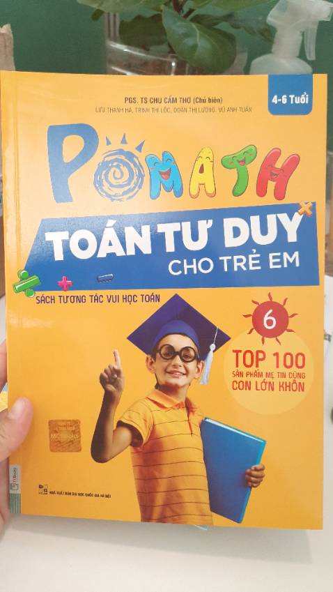 Các bậc phụ huynh nên mua cả bộ 6 cuốn sách POMath này để cùng học với trẻ, giúp trẻ luyện tư duy logic, óc quan sát và làm quen với các khái niệm Toán cơ bản.
Tập 6 này là level cao nhất của bộ sách: cộng trừ trong phạm vi 20, các hình khối (cầu, lập phương, trụ); với đến ngày tháng, ứng dụng lập thời gian biểu.
Cuối sách có 1 bài kiểm tra năng lực và một trang đầy sticker sinh động.