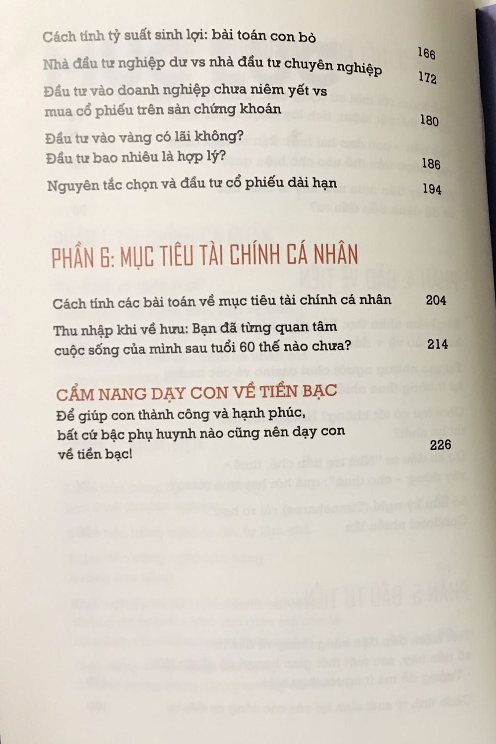 Sách được in màu. Nhìn chung khoảng 2/3 nội dung đầu cuốn sách sẽ không có gì mới lắm với những bạn đã đọc một số sách kiểu cha giàu cha nghèo, thịnh vượng tài chính ...1/3 còn lại có vẻ hữu ích hơn 1 chút khi có ví dụ tính toán. Tuy nhiên một số ví dụ bị lỗi đánh máy hoặc copy paste nên con số sai, gây hơi khó hiểu, tác giả nên kiểm tra lại nếu có những lần tái bản sau