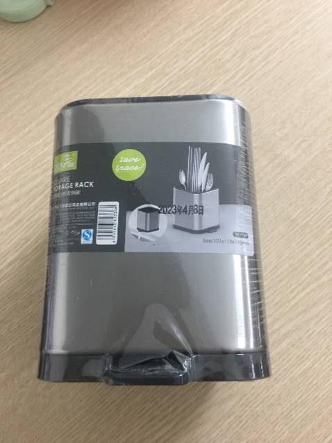 Đẹp hơn tưởng tượng của mình luôn shop ơi, hộp dày dặn chắc chắn lắm, inox sáng bóng soi được cả giương ha ha, dưới đế có chân chống trầy xước nè, đáy có cạnh thoát nước chống ẩm mốc nè. Các góc cạnh bo tròn. Hộp size nhỏ như này để riêng các loại thìa ngẵn dĩa oki nè