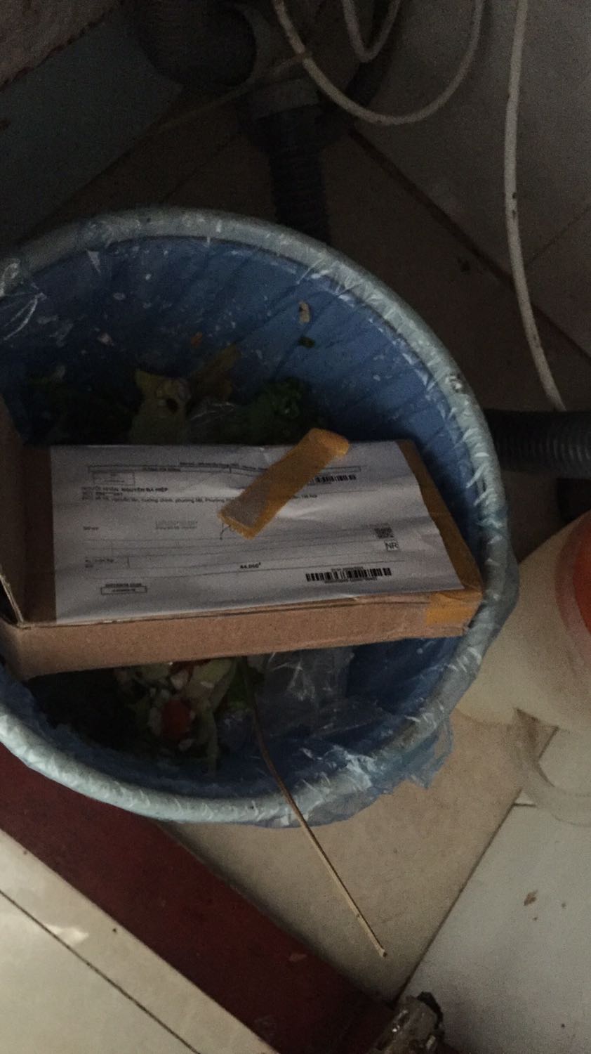 Chất lượng kém, ba via (hình 1) cà vào tay rất khó chịu, phần lỗ cắm tai nghe (hình 2) liên kết gần đứt, nhựa cầm cảm giác rất khó chịu, thay vỏ cũ vào dùng khác biệt hẳn.... Tóm lại là vô cùng tệ.