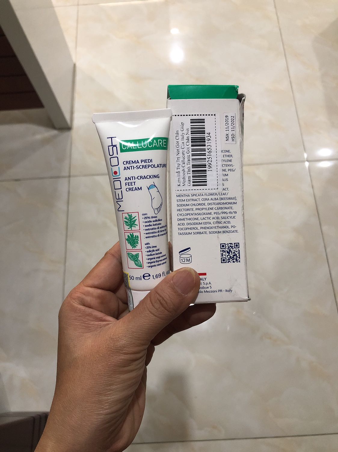 Kem mịn, mềm. Mới dùng lần đầu thấy tạm ổn. Dùng thời gian nữa mới biết được hiệu quả không. Thoa xong nên mang tất vào để giữ ẩm và khỏi dính nhà