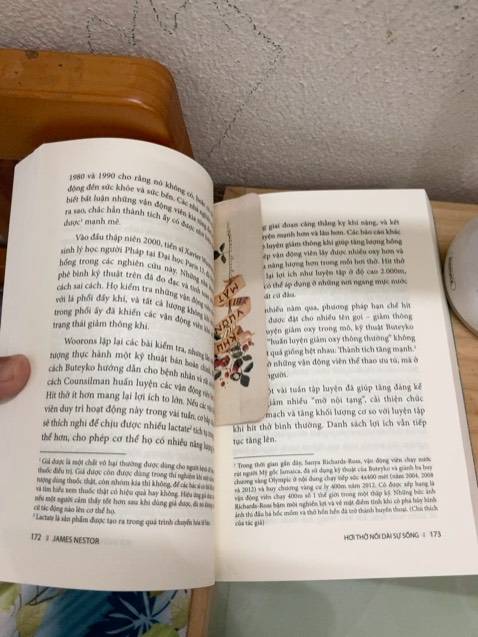 Mình đã đọc được khoảng nửa cuốn sách. Cơ bản là trình bày quá trình nghiên cứu về hơi thở và truy lại những bằng chứng về cách thở như thế nào cải thiện, duy trì sức khoẻ cũng như chữa lành, thậm chí nâng thành tích trong thể thao… 
Nội dung khá bổ ích. Cũng như quyển mình từng đọc “Khi bàn chân chạm vào đất mẹ”. Cơ thể mình có thể tự chữa lành với những cách đơn giản như kết nối với mặt đất và hít thở đúng kỹ thuật. 
Sách hay, nên đọc. Tuy hơi dày nhưng có thể lướt nhanh những đoạn miêu tả này nọ, hoặc để không khô khan thì đọc luôn vì tác giả cũng không muốn dẫn mình vào mê cung khoa học gì quá khó hiểu.