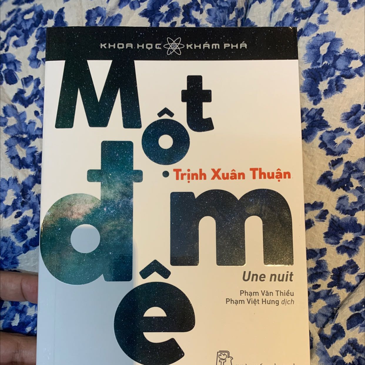 Cuốn này có bọc màng co nha. Sách nhỏ hơn mình nghĩ. Cỡ chữ to. Bên trong có một số trang in màu và là giấy bóng. Một cuốn sách về vũ trụ vô cùng lãng mạn.