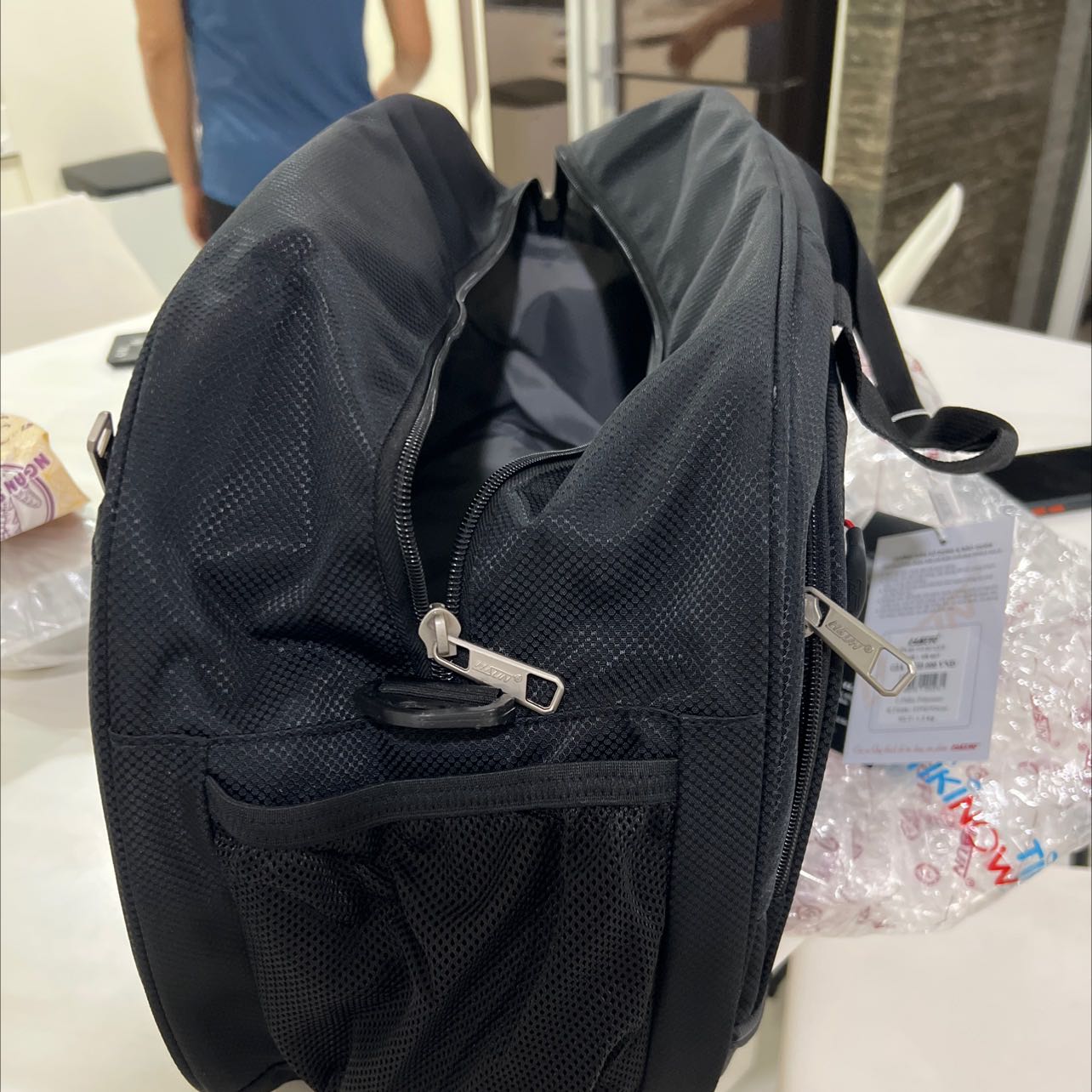 túi rẻ nhung rat chắc chắn, mới nhận nên chưa đánh giá được độ bền.