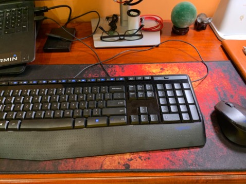 Bàn phím êm, nhạy - nhẹ. Chuột đi kèm là M275 không phải dòng Silent nhưng không quá ồn. Tổng thể thì rất ổn.