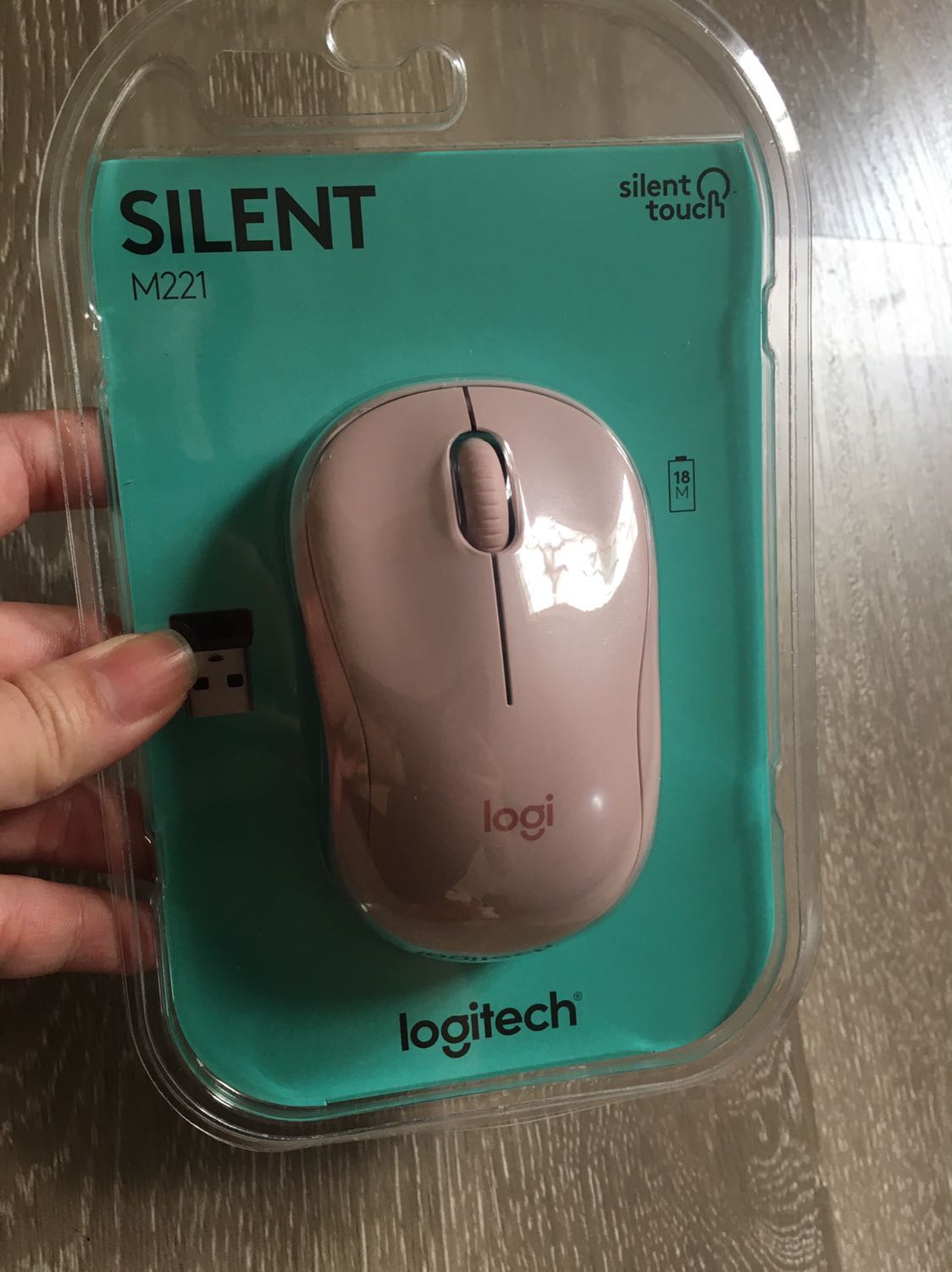 Giao nhanh 2h! Mẫu cưng lắm luôn lúc mua cũng lo lắng nhưng nhận được hàng rồi thì yên tâm và vui lắm. Lần đầu mua dòng chuột này, đóng gói kĩ lắm, shipper thân thiện. Cảm ơn NGUYENVUSTORE và TIKI.