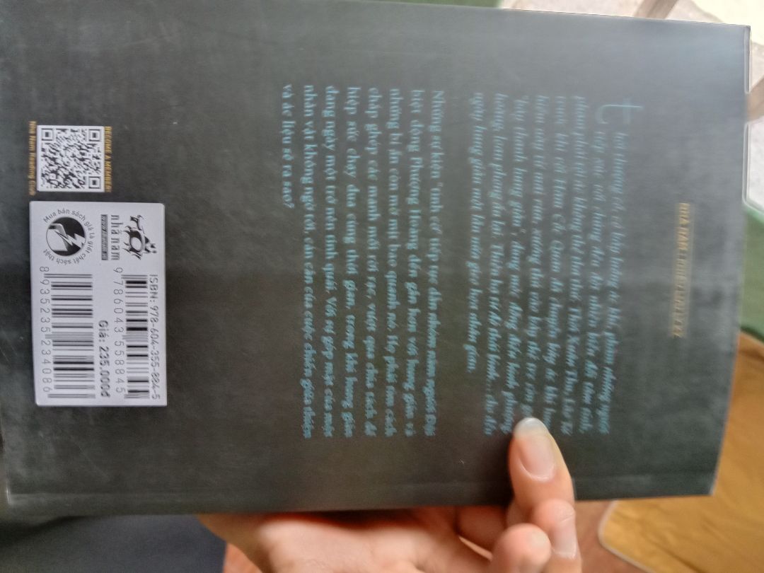 tại sao tiki đóng gói hàng chán thế nhỉ, sách dày như thế mà tận 4 cuốn nhét vào 1 hộp đc chắp vá từ mấy miếng bìa. Sách nào chịu cho nổi, cuốn này mới ra nên chắc chưa bị tồn kho lâu chứ 2 cuốn BTHG tập 2,3 dập sạch, bẩn vc như kiểu Tiki cố tình bán mấy cuốn tồn kho v . Ghét mấy thể loại sách đã bẩn lại còn móp gáy 😖😖😞