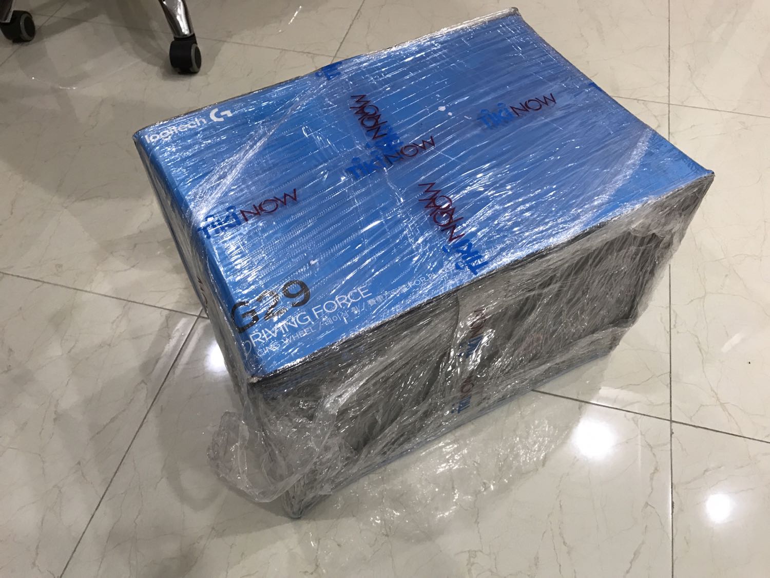 Giao hàng tikinow quá nhanh quá nguy hiểm. Hàng nguyên zin thơm mùi nhựa mới... cảm giác trải nghiệm game đua xe với bộ vô lăng này quá phê... đang dành tiền mua thêm bộ cần số riêng nữa