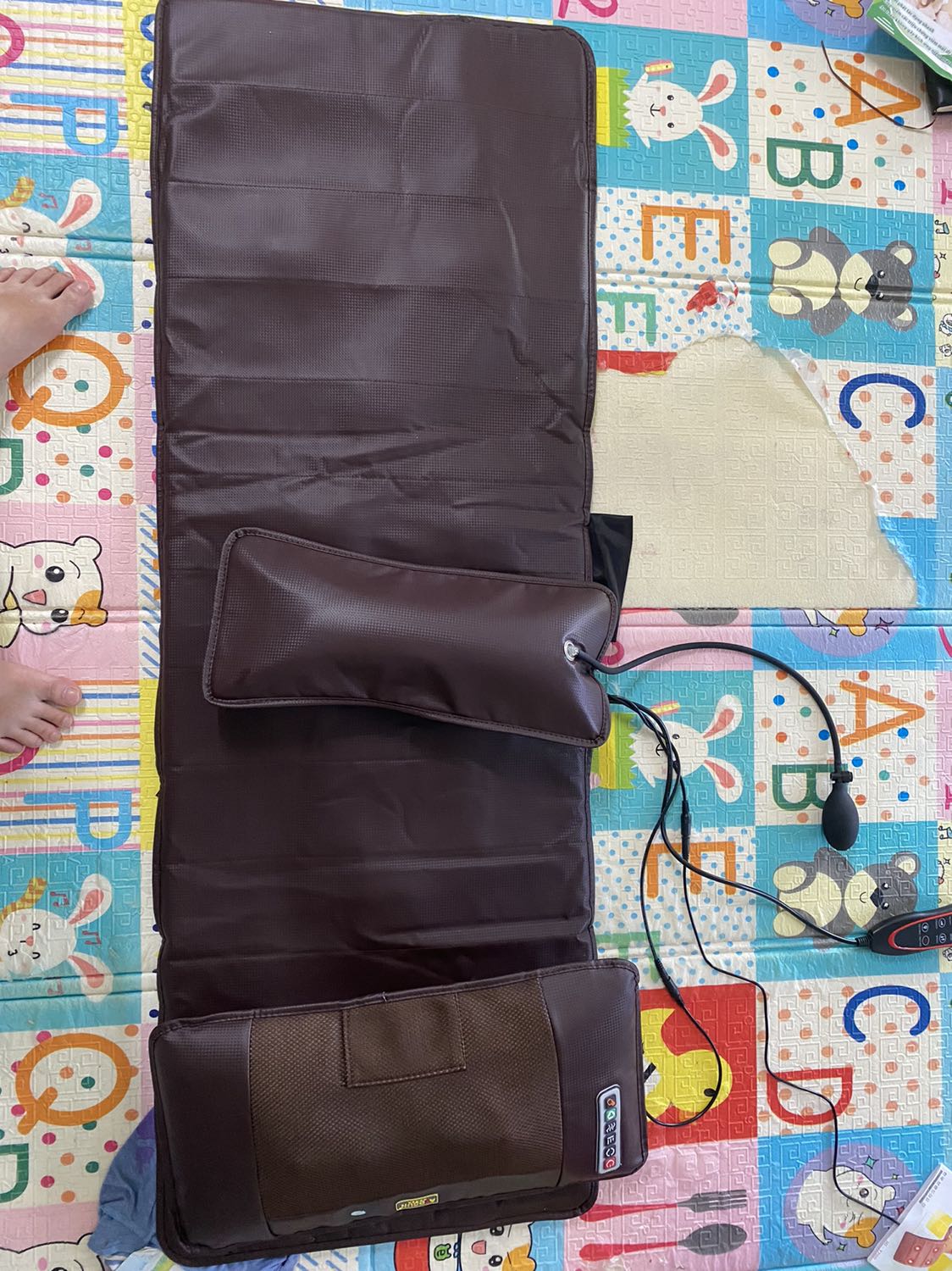 Dùng thử 1 tuần thấy sài ổn. Massage lưng, mông, vai tốt. Sản phẩm bảo hành 5 năm có giấy bảo hành chính hãng. Vỏ đựng sản phẩm toàn tiếng Hàn, tuy nhiên ko thấy thông tin sản xuất ở nước nào.