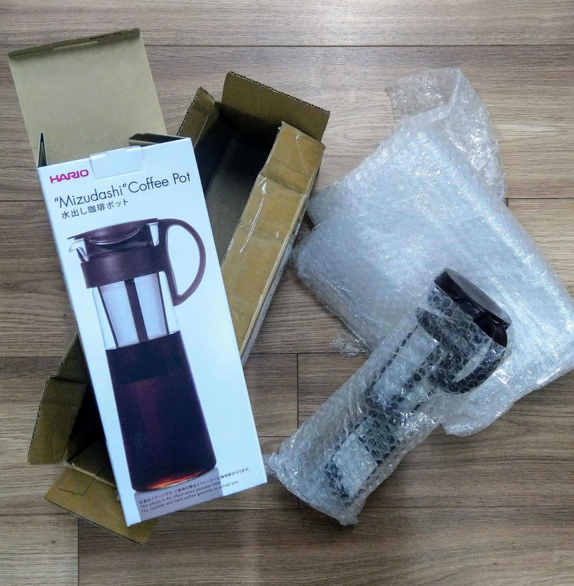 Nghe nói Cold Brew pha dễ òm nên thay vì bỏ 50-60k ra tiệm uống 1 ly thì mua luôn cái bình pha chuyên dụng của Hario về mần luôn cho tiết kiệm. 
Thử pha theo hướng dẫn thì đúng là dễ òm thiệt. Nhưng có thể tùy gu nên cần vài lần thử nghiệm để pha cho đậm nhạt đúng gu mình thôi. 
Bình nhẹ cực kỳ, không nặng như mình tưởng tượng về mấy bình thủy tinh. Mẫu mã cũng đẹp nữa. Hơi tham nên mua cái bình hơi bự so với nhu cầu, nhưng mà cafe ủ lạnh thì để tủ lạnh qua ngày cũng ko sao. 
Mình chưa từng mua hàng online mà nhận sản phẩm được đóng gói cẩn thận đến vậy, dù sản phẩm là thủy tinh đi nữa. Lúc nhận hàng Tiki giao rất háo hức mở ra xem mà bóc hết lớp này đến lớp kia, có hơi bị nóng ruột một tí. Shop cẩn thận dữ thần ?