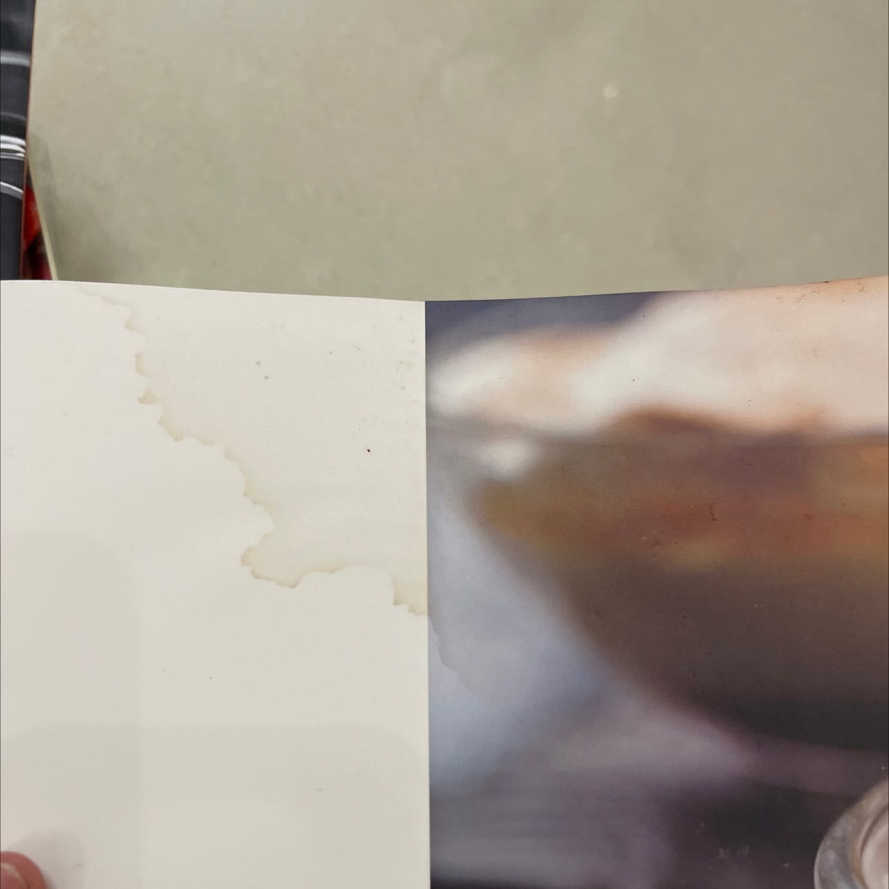 Nội dung đặc sắc . Nhưng sách bị ướt