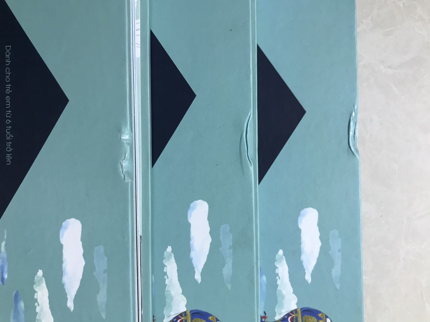 Sách gồm các trang đôi gập lại. Minh hoạ đẹp tuyệt vời. Nhưng đáng tiếc là cả 3 cuốn mình mua (cho mình và cho bạn) bị móp bìa ở cùng một vị trí. Có vẻ cả lô hàng bị sao đó trong khâu vận chuyển. Một lỗi nhỏ như vậy thì không đổi trả làm gì nhưng bớt vui. Tiki nên kiểm tra lại.