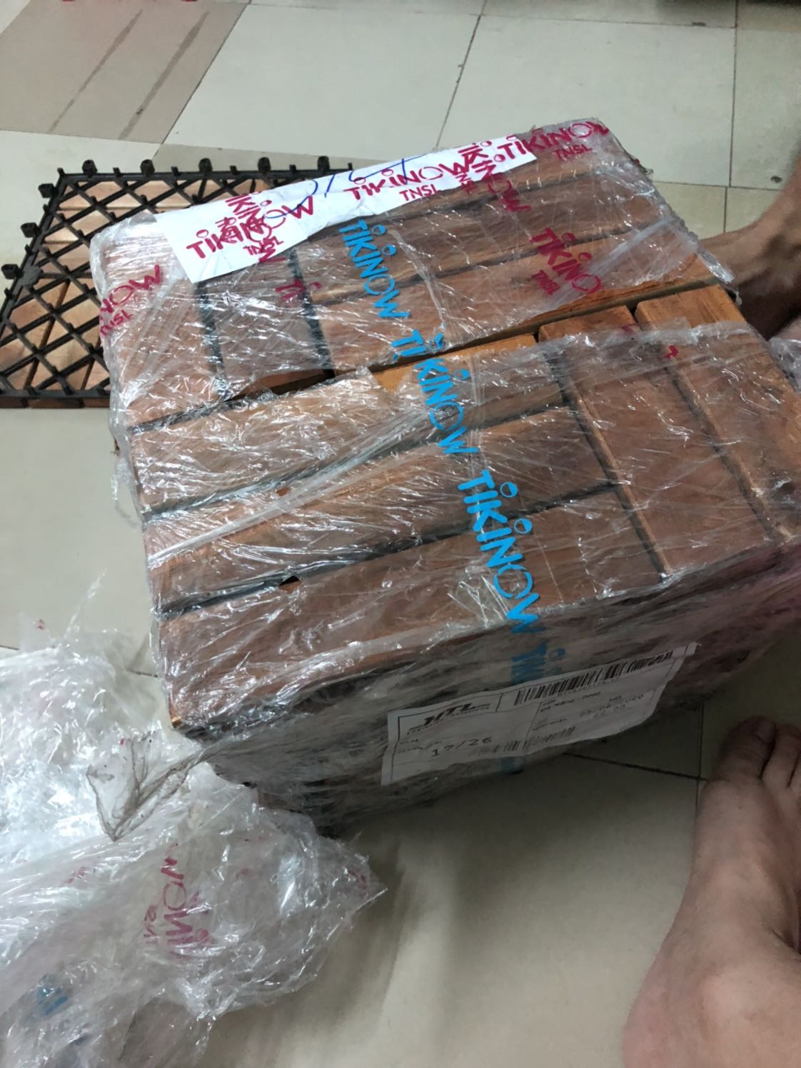 Mình đặt 4 thùng chất lượng hơi kém ko bỏ vào thùng catong mà để trần bọc nên nhựa ở đế gãy. Hàng sale nên chắc là hàng cũ nên nhựa đế giòn dễ gãy. Vì thấy ráp vô cũng ổn nên k đổi đỡ rắc rối Mình đặt 4 thùng chất lượng hơi kém ko bỏ vào thùng catong mà để trần bọc nên nhựa ở đế gãy. Hàng sale nên chắc là hàng cũ nên nhựa đế giòn dễ gãy. Vì thấy ráp vô cũng ổn nên k đổi đỡ rắc rối