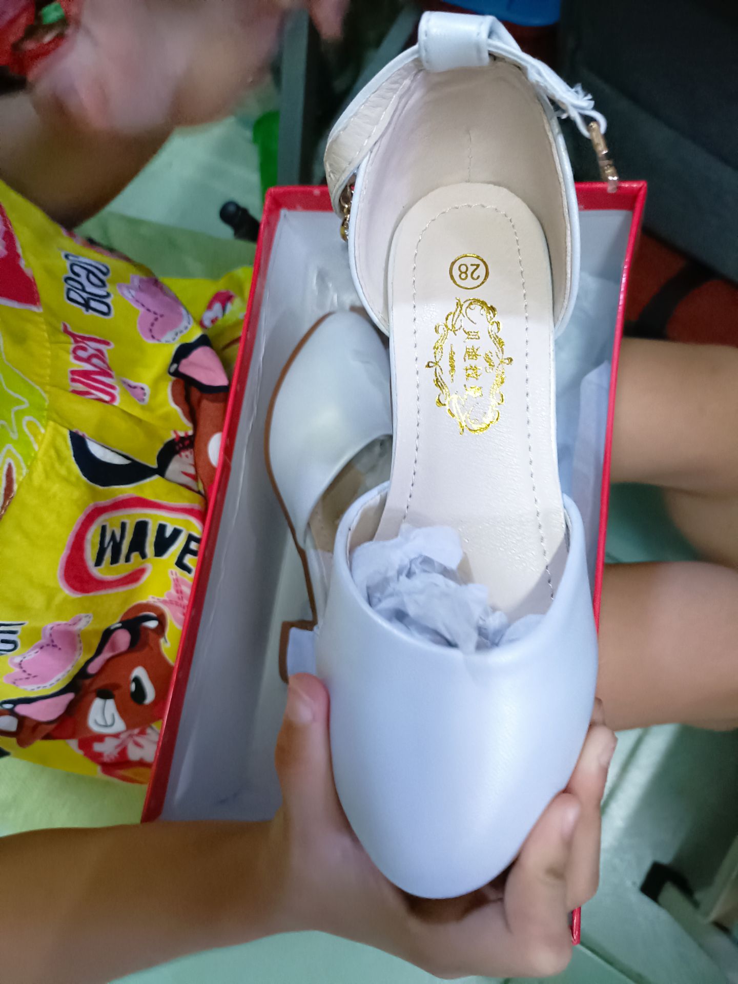 đẹp nhưng da hơi cứng, hi vọng mang thời gian mềm ra