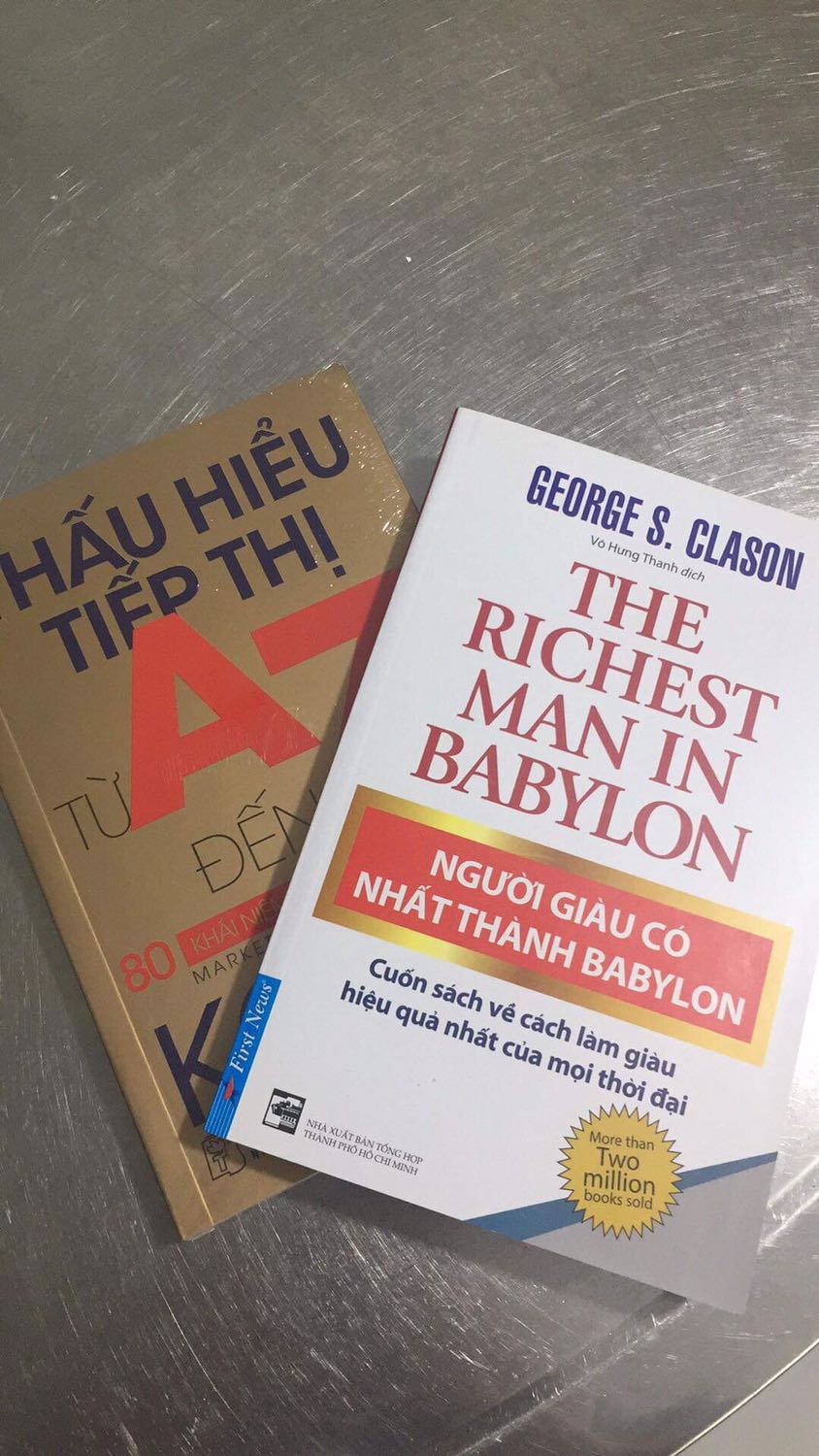 ***
#NgườigiàucónhấtthànhBabylon
#GeorgeSClason
Nếu nói đây là cuốn sách về cách làm giày hiệu quả nhất mọi thời đại thì thật không là quá chút nào. Nó làm ta phải suy ngẫm lại những chìa khoá về việc tạo ra dòng tiền, tích luỹ và đầu tư thông qua các câu chuyện hết sức bình dị xứ Babylon cổ đại. Nền văn minh cách đây cả 8000 năm với biết bao bài học quý giá, làm thay đổi tư duy. 
Sự thành công và nổi tiếng thật sự là dễ hiểu nếu bạn cũng thử bình tâm đọc và suy ngẫm.
Và thứ làm tôi hấp dẫn nhất chính là #Bảycáchchữatrịmộttúitiềntrốngrỗng

?Tích luỹ theo tỷ lệ 1/10
? Kiểm soát những khoản chi tiêu
? Làm cho vàng sinh lợi
? Bí quyết giữ gìn tài sản
? Quyết tâm sở hữu một ngôi nhà
? Đảm bảo nguồn thu nhập lâu dài
? Tăng cường khả năng kiếm tiền

#review07102019