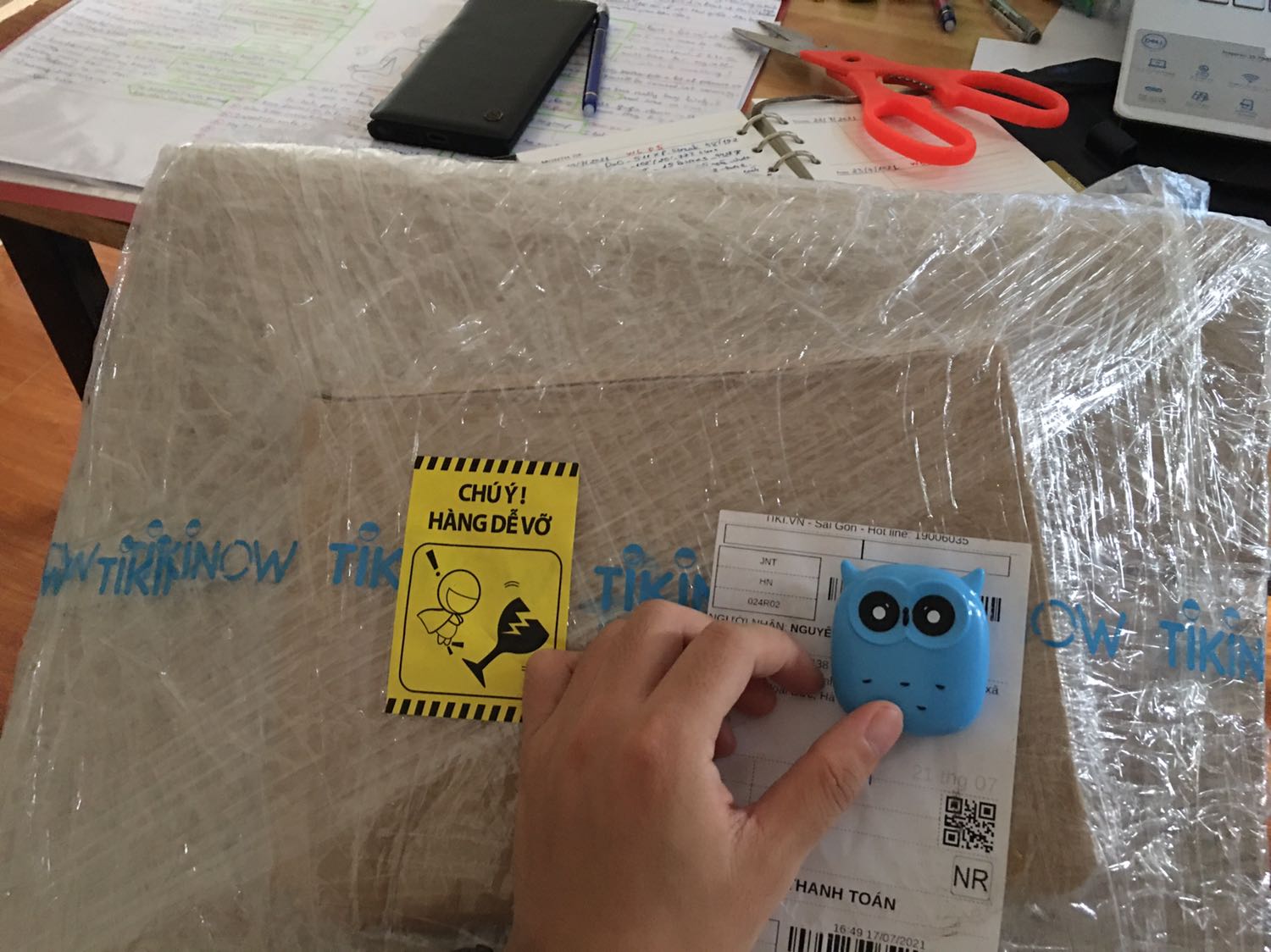 Viết kê vẽ tất cả đều êm và nhẹ tiện dùng. Đóng gói chắc chắn đảm bảo, vận chuyển nhanh hơn *** dù đắt hơn xíu nhưng có mã vận chuyển nên mình chọn mua ở tiki. Hàng đi xa nhưng đảm bảo ko cong vênh vỡ dập, rất cảm ơn shop đã đóng gói an toàn.