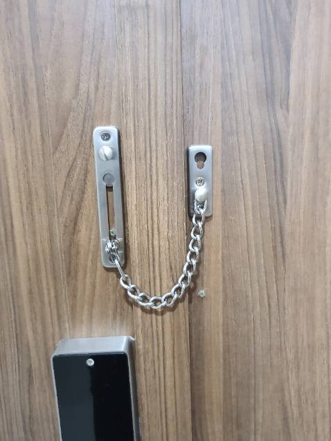 Xài khá ổn, bắt vào cửa gỗ khá ok.