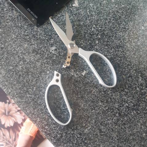 Kéo mới mua về chưa kịp sử dụng mà ốc tay cầm rớt ra mất tiêu, kéo phục vụ bếp mà ốc muốn rớt ra lúc nào thì rớt thì thật nguy hiểm lở không phát hiện nó lẫn trong thức ăn thì tiêu. Không nên mua ở shop này