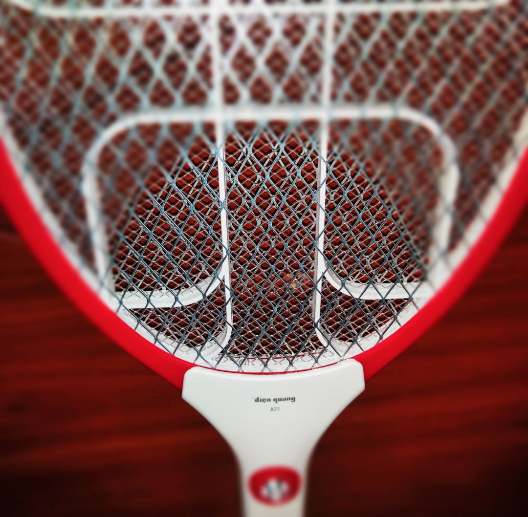 Hàng chính hãng, mẫu mã đẹp, tay cầm nhẹ và vô cùng chắc tay. Mua về đánh muỗi rất mạnh, rất tốt. Mọi người đánh muỗi nên hạn chế va đập vào khung đánh thì vợt sẽ bền hơn. Mình mua vào đợt sinh nhật Tiki nên áp mã khuyến mã được giá siêu rẻ chỉ 77 nghìn đồng.