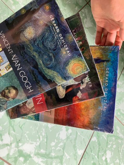 Shop có đóng chống sốc, chống móp cả 4 góc. Sách còn nguyên seal.
Sách nhận được thì năm xuất bản là 2020 nên giấy hơi vàng rồi.
Sách mỏng khoảng 130 ***, in màu. Nội dung nói về cuộc đời và tác phẩm của các danh hoạ. Thích hợp vừa đọc vào buổi chiều cùng với bánh và cafe.