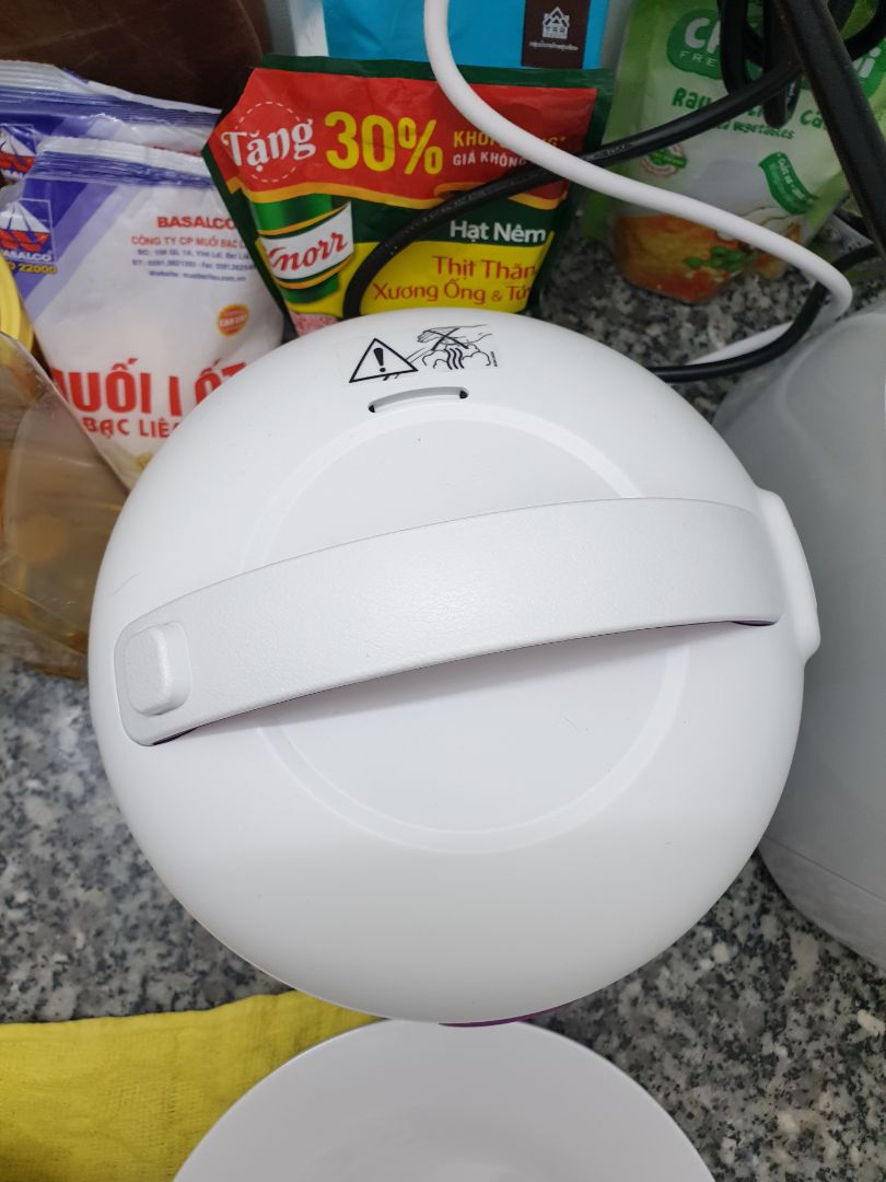 1. Nồi phù hợp cho 1 bữa ăn của nhà có 1 người hoặc 2 người hoặc 3 người (1 nam + 1 nữ + 1 bé). Vì nồi nấu được 4 cốc (160ml/cốc), 1 nam trưởng thành chỉ cần 1 cốc/bữa đã đủ no, nếu cùng lắm thì chỉ cần 1,5 cốc.
2. Nồi tiện lợi, có vạch chia ở thành nồi, hướng dẫn đổ bao nhiêu nước cho bấy nhiêu cốc.
3. Vật liệu tốt, cầm nắm, cảm nhận chắc chắn.
4. Nồi phù hợp với phòng có diện tích nhỏ do nồi bé, dễ di chuyển, không chiếm nhiều diện tích.