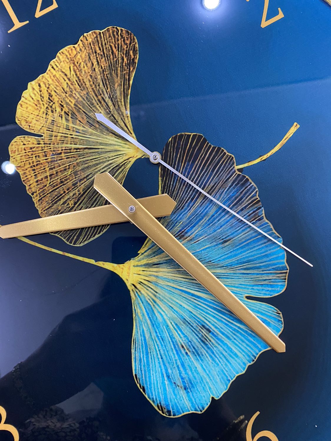 Kim đồng hồ bị gãy. Không thể dùng đc. Đồng hồ như đồ hàng mã