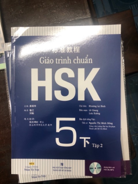 Sách mình nhận được không có cd dù là bản dùng cd chứ không phải bản qr. Sách k được bọc và bị móp méo?