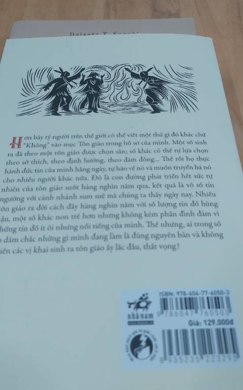 Là một sản phẩm thuần túy của con người, lịch sử tôn giáo gắn liền với lịch sừ loài người, một lịch sử có tính biện chứng. Hollowway dẫn dắt chúng ta đi qua một chặng đường dài lịch sử hình thành, phát triển và “hồi kết” cuả tôn giáo. Trải qua quá trình lịch sử với rất nhiều thăng trầm tôn giáo nói chung đã đi từ chỗ thế tục với những tín ngưỡng dân gian thờ phượng đa thần phát triển thành thứ tôn giáo độc thần hay vô thần siêu nhiên đầy tính kinh viện, huyền bí. Với sự phát triển mạnh mẽ của văn minh nhân loại, tôn giáo ngày nay có xu hướng trở về gần hơn với đại chúng, một thứ tôn giáo phi siêu nhiên: “ Tôn giáo con người”.