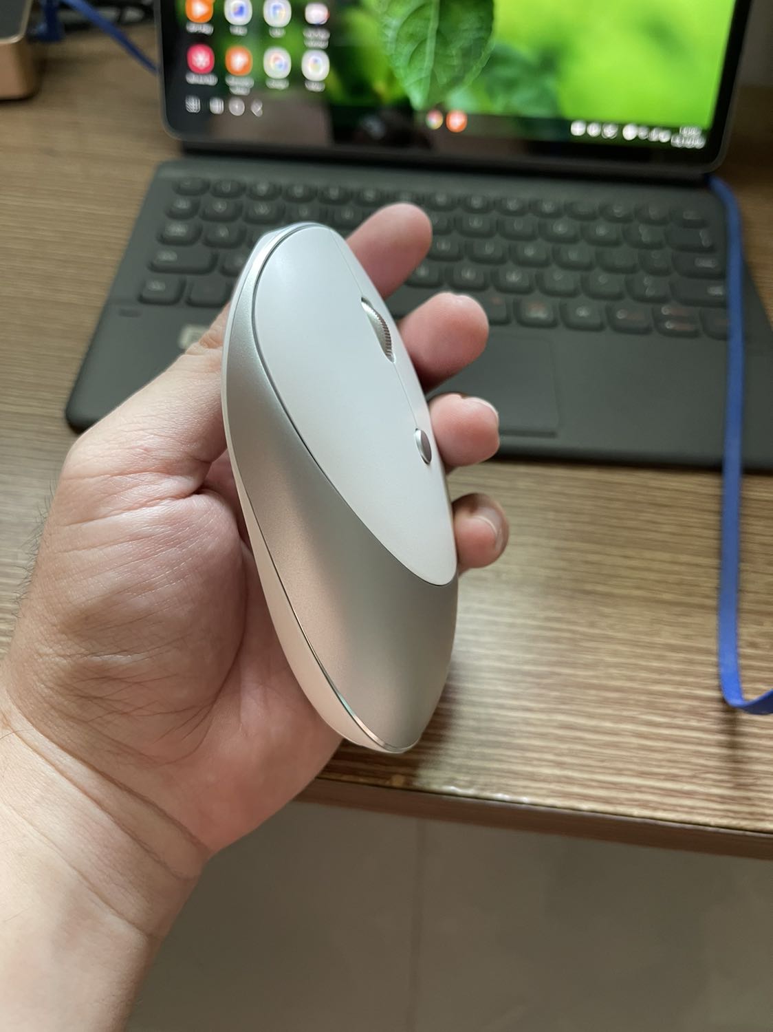 Giá rẻ đa chức năng kết nối qua usb wifi lẫn bluetooth rất tiện. Bấm rất êm nhé không ồn ào. Pin hơi bé nhưng xài sạc thì ok. Rất ưng ý