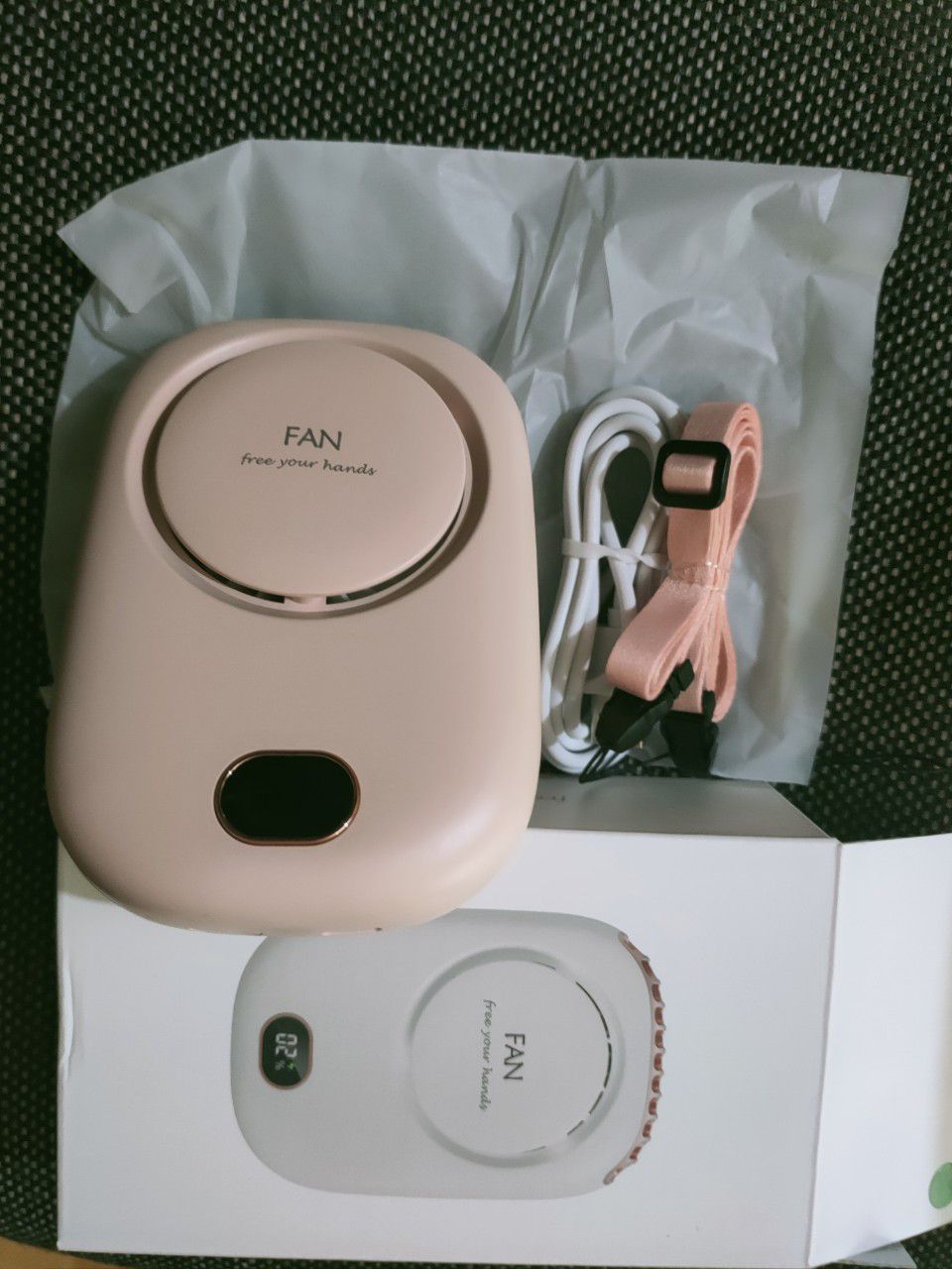 Shop giao đúng màu, sản phẩm chất lượng, quạt mát lắm! màu xinh nữa. Full box, đầy đủ phụ kiện, nên mua nhe! 🥰