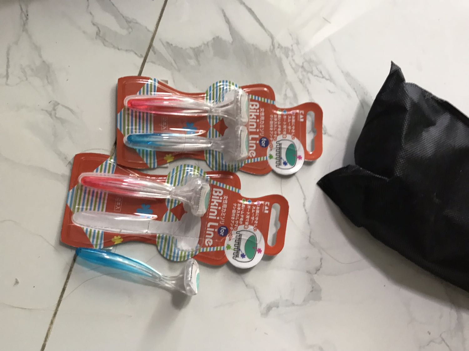 Mình đặt 1 set 2 cây, Tiki giao 2 set là sao? Giao tới thì mặt nhân viên khó chịu, hàng mua nhận rồi nay kêu nhận nữa muốn kiểm xem cái gì lại khó chịu với khách hàng!