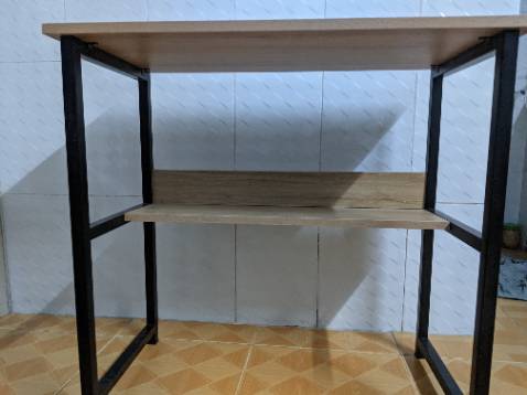 Giao hàng nhanh hơn mong đợi (dự kiến là 14/11 sẽ nhận hàng nhưng 04/11 đã nhận được hàng). Shop có tâm khi chèn thêm miếng xốp ở các góc bàn (cái này thì mình hơi lo do đọc một số nhận xét về việc vận chuyển khiến góc bàn bị hư). Có đầy đủ tua-vít lẫn ốc để lắp ráp bàn. Dễ lắp ráp, mình chỉ cần khoảng hơn 10 phút là lắp ráp xong. Dù chân bàn hơi cập kênh một xíu nhưng lót 1 miếng bìa các tông là hết. Với một chiếc bàn như thế này thì phải nói là giá quá ổn luôn. Nói chung là rất hài lòng với sản phẩm này.