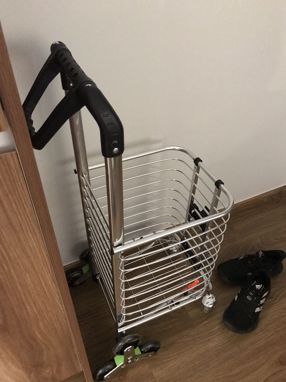 Sản phẩm sử dụng rất tốt!
Có tính thẩm mỹ cao, chỉ có điều là bánh xe sau ko tương thích với mọi loại bậc cầu thang nên cũng ko hữu dụng lắm với chức năng 6 bánh!
Chở đồ con con chú ý ko bị lọt ra ngoài!
Còn tất cả đều ok, ko vấn đề gì Sản phẩm sử dụng rất tốt!
Có tính thẩm mỹ cao, chỉ có điều là bánh xe sau ko tương thích với mọi loại bậc cầu thang nên cũng ko hữu dụng lắm với chức năng 6 bánh!
Chở đồ con con chú ý ko bị lọt ra ngoài!
Còn tất cả đều ok, ko vấn đề gì