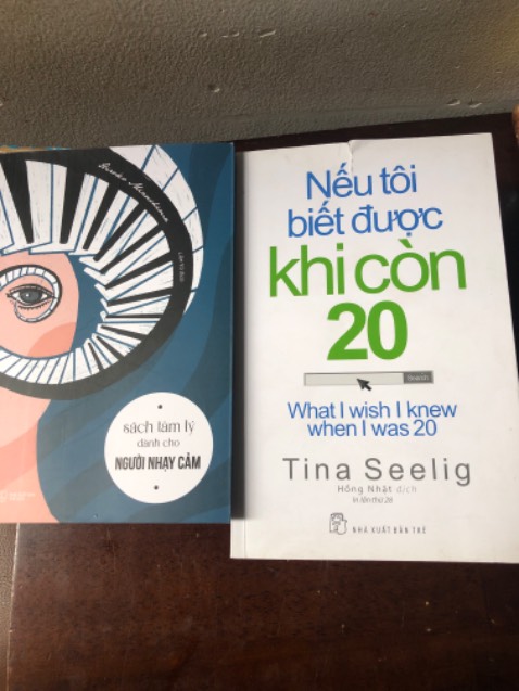 Mình rất vui khi được tk giao sách cho mình rất nhanh, rất háo hức khi sẽ được đọc sách mình yêu thích.
Tuy nhiên khi bóc kiện hàng ra để gặp sách thì lại buồn tí tí ạ vì mình không hiểu sao sách lại “bị thương” (rách đường nho nhỏ ở bìa), không lẽ cửa hàng không nhìn thấy khi giao cho mình sao???
Hơi buồn tí tí, nhưng vẫn vui vì đã nhận được sách mình thích. Cảm ơn Tiki nhé!