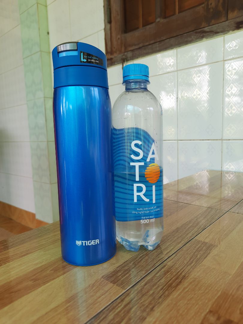 Bình gọn nhẹ, màu sắc đẹp, giữ nóng tốt. giữ đá khá lâu, hơi có mồ hôi ở phần nắp nhựa khi giữ đá. Dùng khá ưng nên mình đặt thêm bình nữa cho người thân.