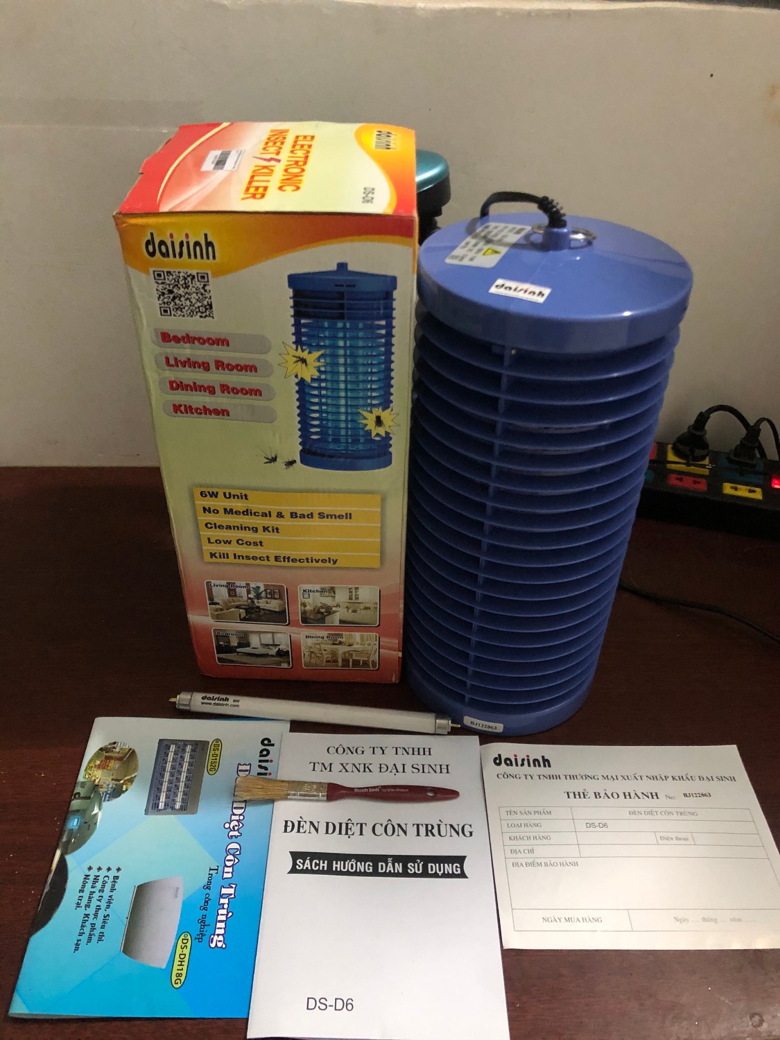 trước dùng đèn này hơn 2 năm nay mới mua lại thay cái mới, nói chung rất hài lòng với đèn nay để trong phòng ngủ vừa thu hút muỗi vừa làm đèn ngủ, vài ngày mở ra thấy xác muỗi chết khá nhiều. giao hàng đầy đủ phụ kiện và phiếu bh