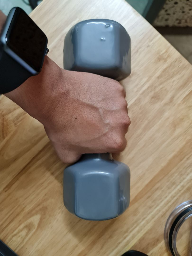 Tạ khá ok, kích thước vừa tay. Mình không có cân nên cũng không biết trọng lượng có đúng không. Tuy nhiên, phần nhựa bọc bị lỗi nhẹ nhưng không ảnh hưởng nhiều.