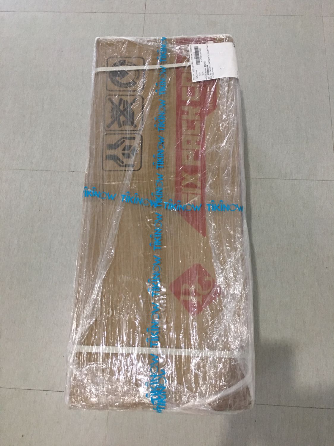 Mình sẽ đánh giá 2 vấn đề chính : Thứ nhất là giao hàng , Mình sẽ cho 5 sao vì giao hàng rất nhanh , bao bì đóng gói cẩn thận.  Thứ 2 là chất lượng sp mình sẽ cho 3 sao : Nhình chung sp mới về ngoại hình, khung sường sp chắc chắn, lap ráp khá dễ dàng . Về chất lượng sp thì tương đối ổn vs giá tiền nhưng có 2 điểm quá tệ đó là dây kéo khá nhẹ vs lực tay của mình kéo ko có cảm giác j hết tưởng kéo tay ko, phần đồ đạp thì đã gáp rất chắc nhưng khi đạp có cảm giác như sấp rớt cái đồ đạp ra do quá yếu!