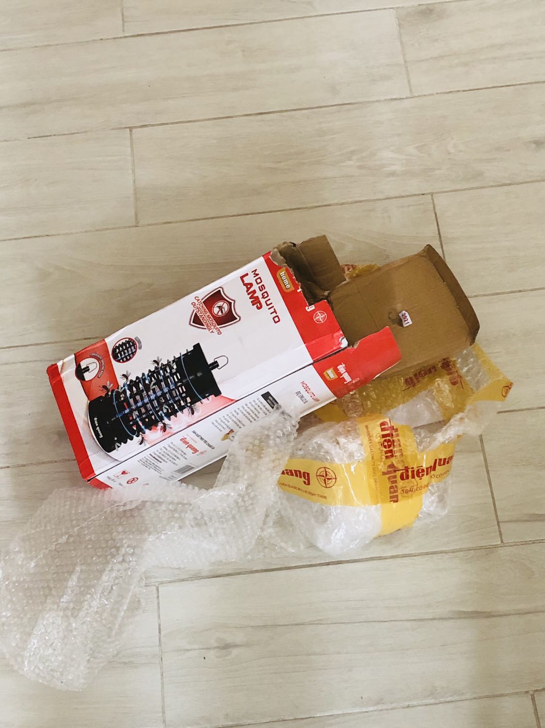 hàng ship đến bị bể, vỡ bóng, lệch cả miếng nhôm bên trong - cắm điện vào thì ko sáng - YỀU CẦU ĐỔI TRẢ GẤP