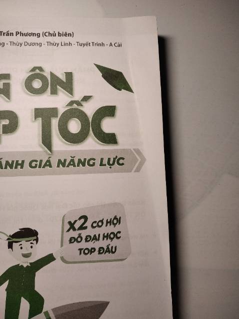 Sách giấy màu oke, nhưng phần bìa bị cong dẫn tới gần hai chục trang sau cũng bị cong luôn, cái này rõ ràng ko phải lỗi do bên vận chuyện mà bên đóng gói thấy sách cong vẫn đóng hàng, chưa lần nào mua tiki mà thất vọng như vậy luôn á