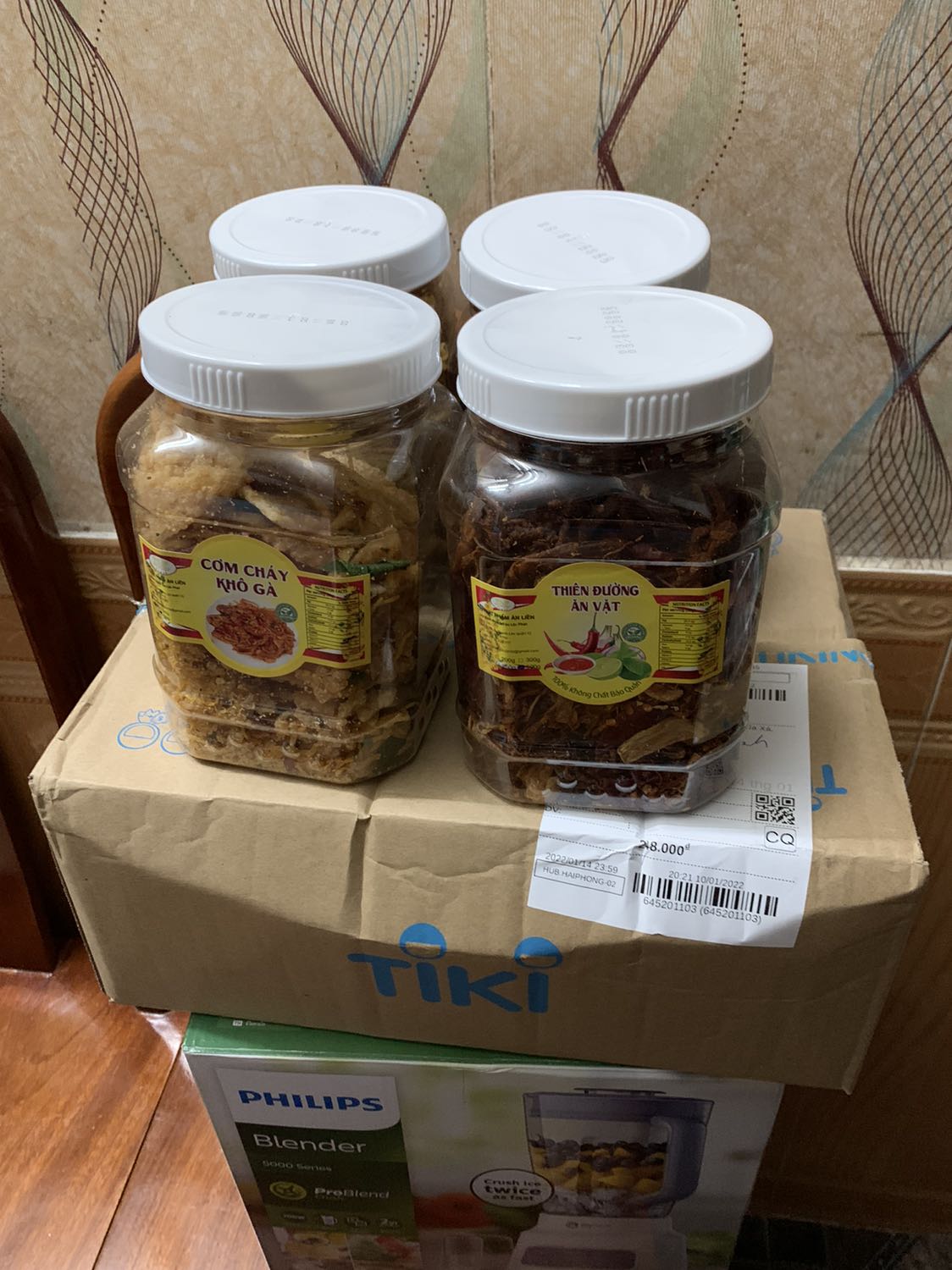 Khô gà và cơm cháy giòn tan, thơm lừng. Vị mặn mặn, ngọt ngọt ăn rất hao ạ. He he. Chất lượng tuyệt vời luôn. Chất lượng rất xứng đáng với giá tiền. Chắc chắn sẽ mua ủng hộ shop thêm. Cảm ơn shop và Tiki nhiều nhé!