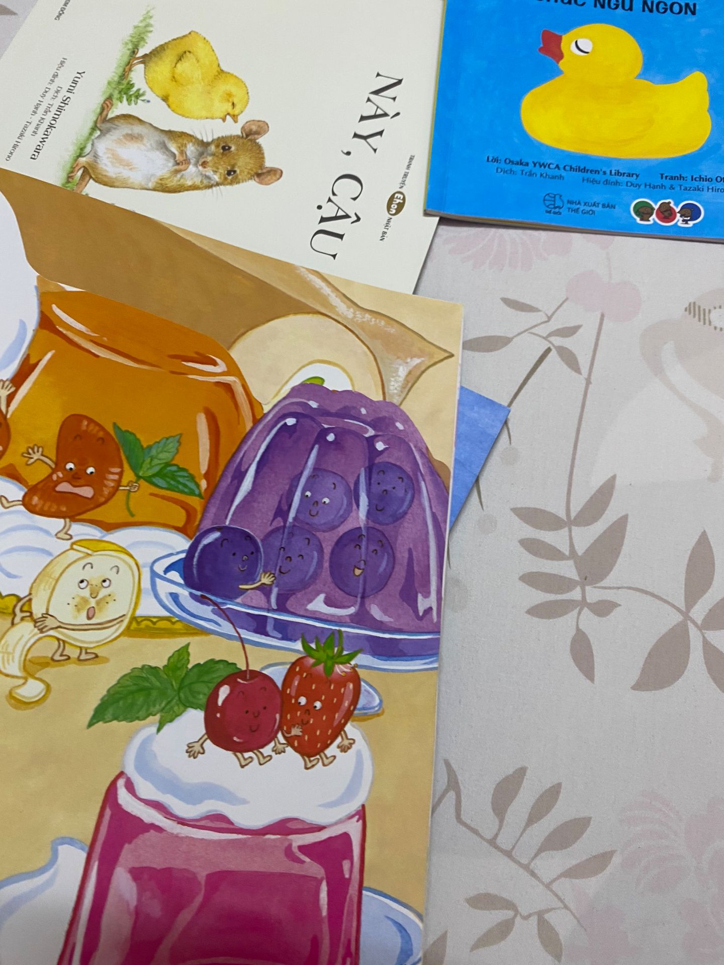 màu sắc đẹp, hình vẽ nét chì thân thiện với mắt của con. mình thích sách kiểu đơn giản thế này, trvia bé con cũng thích quả dâu với sách màu hồng