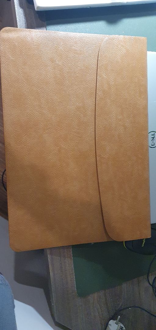 Hàng đẹp, vừa vặn máy Dell 15.6 inch, đường may chắc chắn, chỉ chưa biết dùng có bền không nhưng chất liệu túi có vẻ tốt.